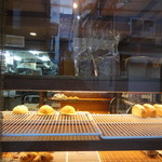 パン家のどん助 - 夕方は少ないですね。