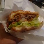 エスビーダイナー コウベ - バンズも美味しい、パテのボリュームも・・オニオンも・・