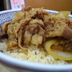 吉野家 - 肉をちょっと寄せてみますよー　　うんうん、納得のボリュームやん(*^ーﾟ)b