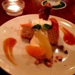 ラムレーズンのチーズケーキ（650円）。ラストオーダー前の店員のお姉さんのひと押しに負けてデセールをオーダーしましたが、うまかったです。