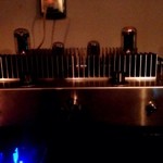 カウンター奥、入口の扉からみると正面奥にある、4球真空管アンプ。Bill Evansのアナログレコードとかだと最高なんだけど、それでもこのお店の雰囲気にはぴったり。