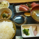おんじき家ふうど - 日替り定食（鳥取直送天然生本まぐろ刺身、サラダ、ポテトサラダ、煮物、味噌汁、高菜、ミョウガの漬物、ご飯）
