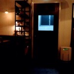 コトカフェ - 外側の無機質感からは想像つかない雰囲気ある扉ですね。