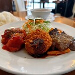 レストラン＆カフェ 十和田 - Ｂランチ（ビーフステーキ、カニクリームコロッケ、チキンチャップ）