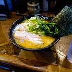 麺処いのこ - 料理写真:チャーシューメンしょうゆ並1090円です。麺硬め、鶏油多めにしました。