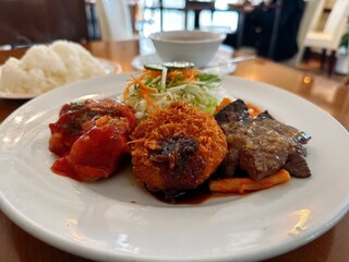 レストラン＆カフェ 十和田 - Ｂランチ（ビーフステーキ、カニクリームコロッケ、チキンチャップ）