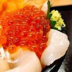 海鮮処 魚屋の台所 - サーモン・ホタテ・イクラ・カニ丼