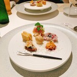 エートルアレーズ - アミューズ。フロマージュブラン、生ハムのタルト、人参のミルフィーユ、マカロン、かぼちゃのモンブラン