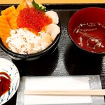 海鮮処 魚屋の台所 - サーモン・ホタテ・イクラ・カニ丼