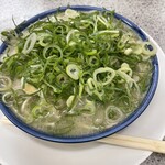 博多ラーメンしばらく - チャーシュー麺、ネギキクラゲ多め