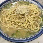 博多ラーメンしばらく - 替え玉時に味変でゴマと胡椒を投入