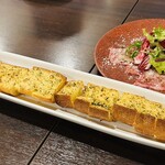 キッチン みうら - 長いガーリックトーストに乗せてどうぞ