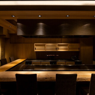 高級感のあるカウンター席は記念日・誕生日・接待・会食など大事なシーンにもおすすめ