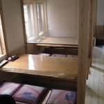 湧心庵 - ４つのテーブル席、カウンター席有り。