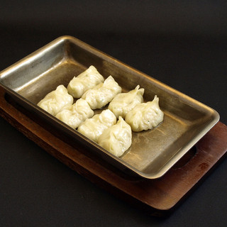 The famous handmade Gyoza / Dumpling is a must-try! We also have souvenirs available.