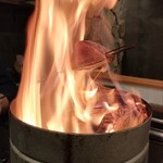 魚と炭と鉄板と ととと - 和歌山県産ケンケン鰹のわら焼き