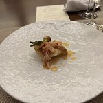 エピセ - 黄ハタボワレ コンフィトマト ブルーブランソース