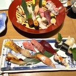 若鮨 - 手前のお寿司はひとつ食べちゃった後