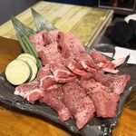 焼肉 鶴北 - タンの盛り合わせ