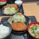 Tonkatsu Katsumi - ロースカツ定食とロースカツ定食のライス大盛り。豚汁も大きいなぁ(苦笑)