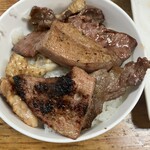 炭良ホルモン - 焼き上がりをご飯の上に。ホルモン焼肉丼になります！