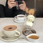 喫茶 ゾウ - ココアとアフォガード、奥がコーヒー