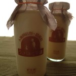 うさぎとぼく - 牛乳瓶のデザインがかっこいいねぇ。
      ラムネの瓶と一緒に並べると駄菓子屋を思い出して、
      なんだかなつかしい気持ちになっちゃう。