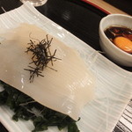 Sushidokoro Sakai - いかそーめん：1260円(つけダレに卵の黄身とウニをからめて食べる)