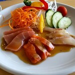 グルメテーブル洋食道 - 鮮魚のカルパッチョと生野菜のランチです