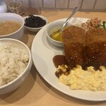 洋食クッチーナ - 神戸市西区の農家から仕入れた玄米を毎日精米しているご飯は大盛り無料。