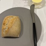 レストラン ラ・フロレゾン・ドゥ・タケウチ - 最初はハード系のパン
