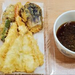 天ぷら食堂おた福 - 天ぷら盛り合わせを大根おろし、おろし生姜を入れた天つゆで・・・