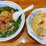 鮮味館 - 麺・飯セット。チャーハン＋台湾ラーメン。