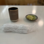 とんかつ 末吉 - 最初にお茶とおしぼり、お香こが来る