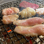 Sumibiyakiniku Horumon Warau Kado Niha Niku Kitaru - 