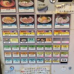 爛々亭 - 扉の脇にある食券券売機。あなたは他のお客さんのプレッシャーに勝てるか！？