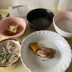 武蔵野赤十字病院 - 8日目朝「潰瘍・術後全粥ハーフ」バンサンスー(春雨)、お酢とか欲しかった。キャベツの炒め物、味の素欲しかった。鶏の照り焼、史上最も味の濃いおかず。しかし耳飾りサイズ。