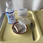 武蔵野赤十字病院 - 4日目朝「経口補水ボトルセット」やっと経口食に。OS-1と高栄養ゼリー。意外な小豆味が美味でした。