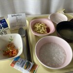 武蔵野赤十字病院 - 6日目朝「潰・術後一口大ハーフ」一気に食事らしく。食べる順番を熟考して食べた。粥を口に含んで牛乳を飲むとミルク粥になる発見あり。