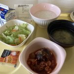 武蔵野赤十字病院 - 7日目朝「潰瘍・術後全粥ハーフ」最も食べるバランスの難しいメニューだった。扱いに困るのが牛乳。飲み時がない。普通食事時に牛乳飲む?
