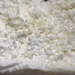 笹沢ベーカリー - 牛乳パン　パンの片側剥がしてクリームのアップ
