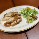 九龍酒樓 - 皮付き豚バラ肉のサクサク焼き