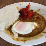喫茶 田川 - 中盛カレーに目玉焼を投入