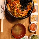 韓国料理 ホンデポチャ - 豚キムチ石焼ビビンバ