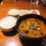 韓国家庭料理 さらん房 - ユッケジャン(ライス付き)おかず3品
