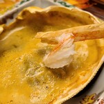 緒方 - ⑪炭火焼き間人蟹(3番脚)(京都府間人産)
            最後は蟹味噌甲羅酒をタレにして焼き松葉蟹を楽しみます
            しっかり焼いた2番脚、酢橘の爽やかな3番脚、蟹味噌で濃厚の4番脚と飽きる暇もありません 