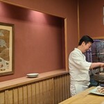 緒方 - ⑥炭火焼き間人蟹(1番脚)(京都府間人産)
      緒方大将は蟹を焼いている時は寡黙( *´艸｀)
      それほど集中して焼かれています 
