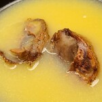 緒方 - ②栗(長野県小布施産)の渋皮煮揚げ、銀杏(三重県伊賀上野)の摺り流しを裏漉したお椀
      栗の渋皮煮揚げが甘みが際立っていたのと揚げることで芳ばしさを纏い抜群に良かった