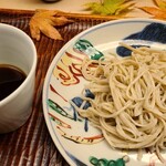 緒方 - ⑯十割蕎麦
      極細な十割蕎麦は柔らかくもコシもあり、喉越しも爽快。香りも良いですね♪
      鰹節の薫る醤油ベースのつゆで頂きました 