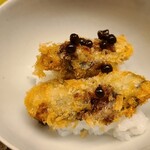 緒方 - ⑮牡蠣《1年牡蠣》(北海道サロマ湖産)フライ載せご飯
      産卵は初夏~夏、旬は秋~春
      牡蠣は通常3年~4年の出荷ですが1年ものをフライでサッパリと軽やかなコクと旨みを楽しみつつ、サクサクと頂きました 